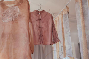 NY Fashion Students Use Onion Skins to Dye Fabrics Naturally